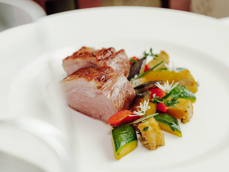 Eine Hand beim schälen einer Kartoffel.