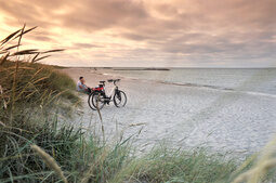 Schönberg-Radfahren-Abendstimmung-Strand-CopyrightHarbeck Schönberg-Radfahren-Abendstimmung-Strand-CopyrightHarbeck