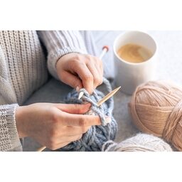 avatar Eine Frau strickt mit grauem Faden in Nahaufnahme Strick Wochenende